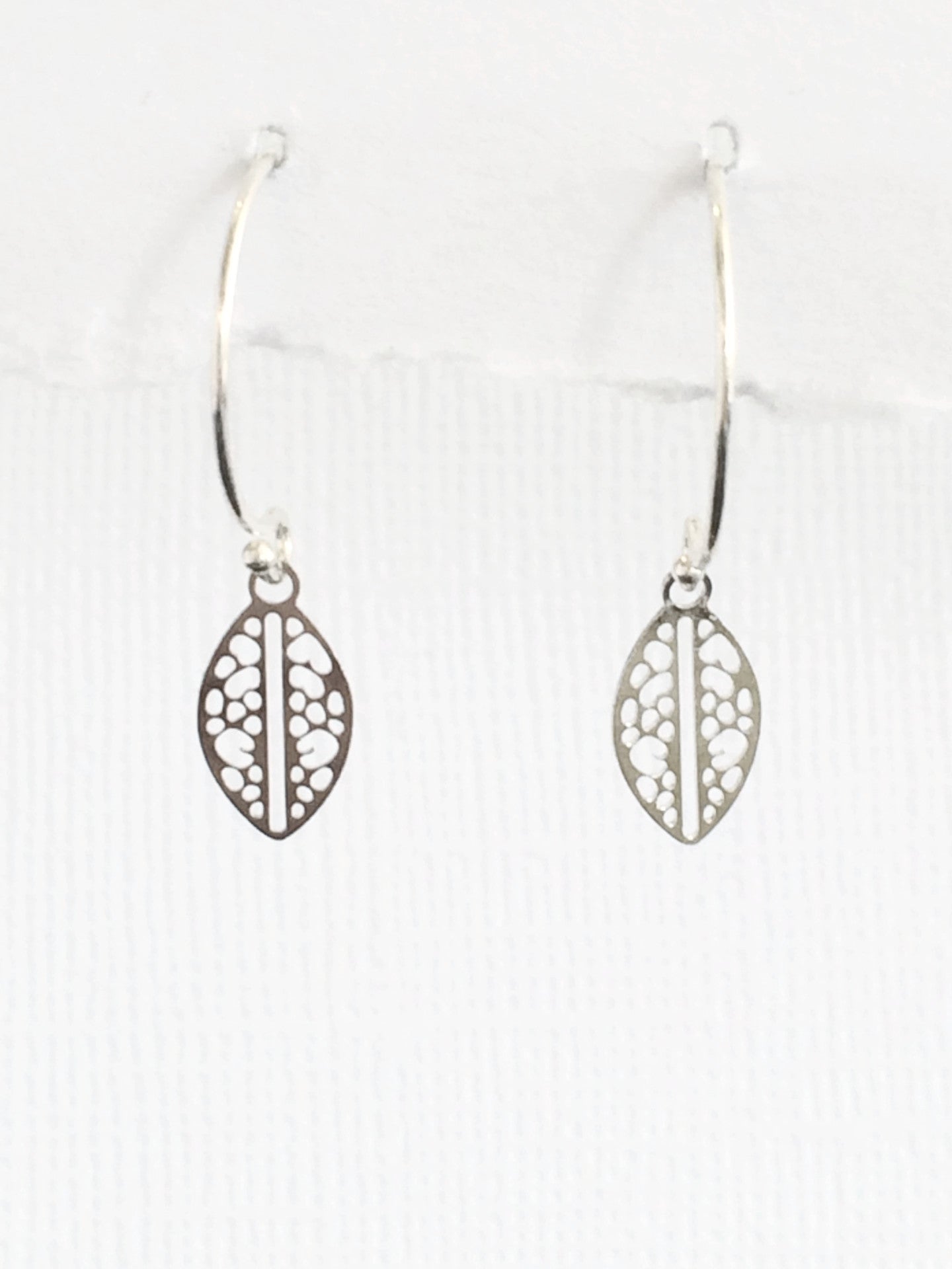 Tiny Leaf Earrings gold