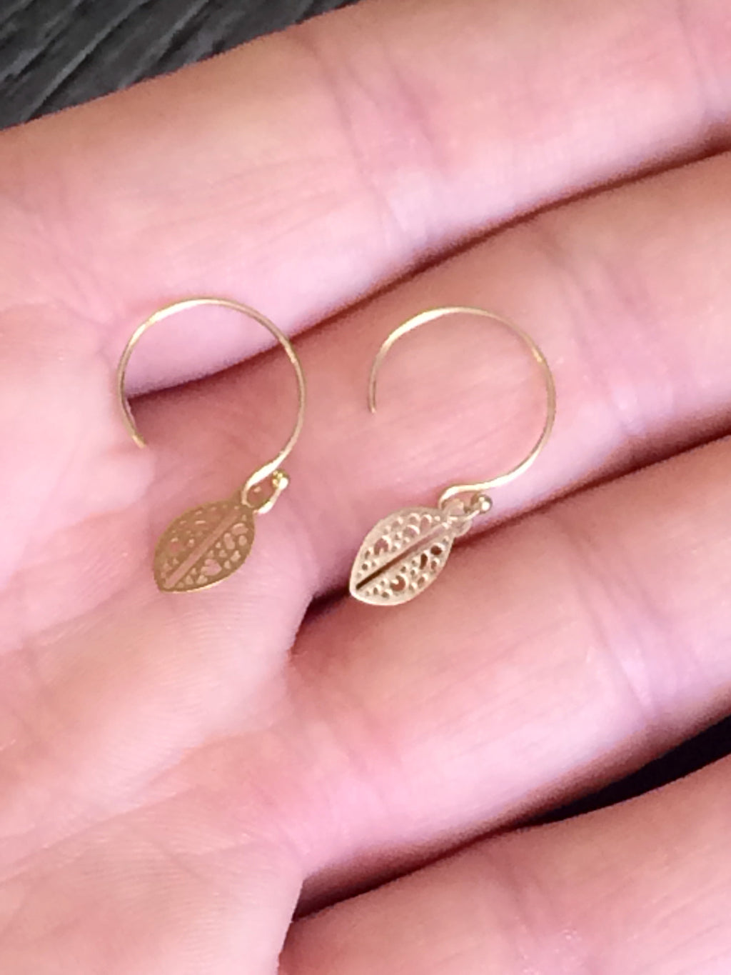 Tiny Leaf Earrings gold